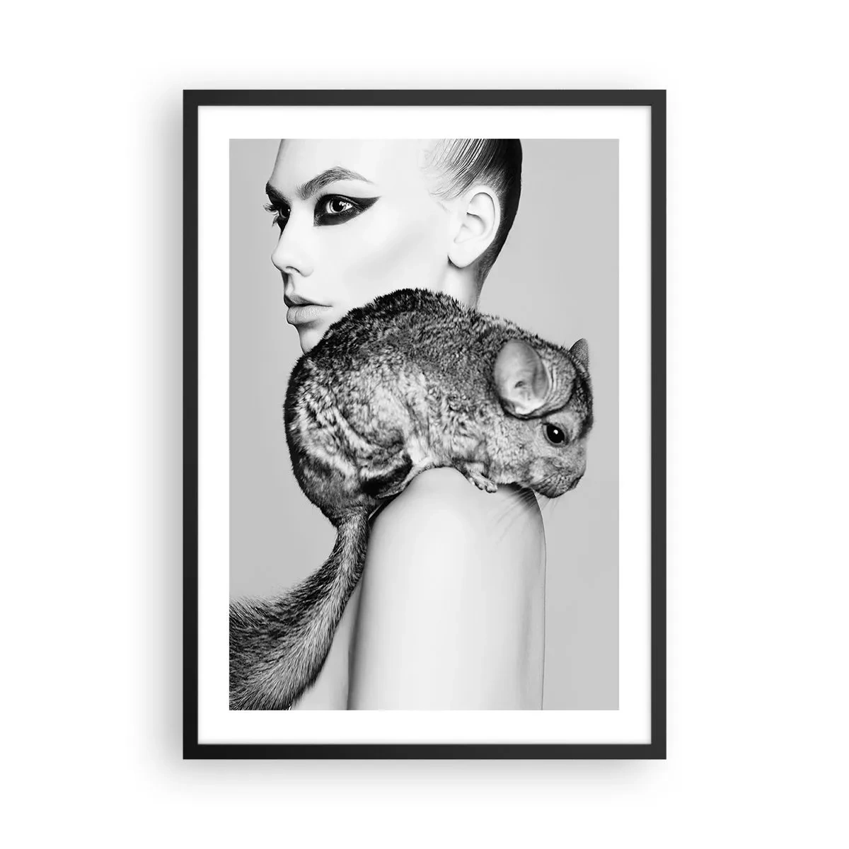 Poster in einem schwarzem Rahmen - Eine Frau mit einem Chinchilla in einer künstlerischen Schwarz-Weiß-Aufnahme - 50x70cm - Dame mit einem Chinchilla - Moderne Wanddekoration für Wohnzimmer und Schlafzimmer ARTTOR