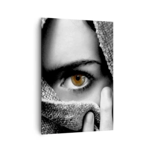 Bild auf Leinwand - Leinwandbild - Porträt einer Frau mit bernsteinfarbenen Augen, bedeckt mit einem Stoff in Grautönen. - 70x100cm - Erfahre das Geheimnis - Moderne Wanddekoration für Wohnzimmer und Schlafzimmer ARTTOR