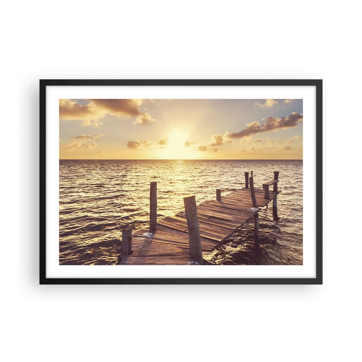 Poster in einem schwarzem Rahmen - Ein Holzsteg führt in Richtung Sonnenuntergang - 70x50cm - Das goldene Land der Sanftmut - Moderne Wanddekoration für Wohnzimmer und Schlafzimmer ARTTOR