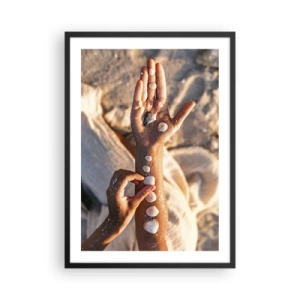 Poster in einem schwarzem Rahmen - Mit Muscheln verzierte Hände auf sandigem Untergrund - 50x70cm - Schönheit an Ihren Fingerspitzen - Moderne Wanddekoration für Wohnzimmer und Schlafzimmer ARTTOR