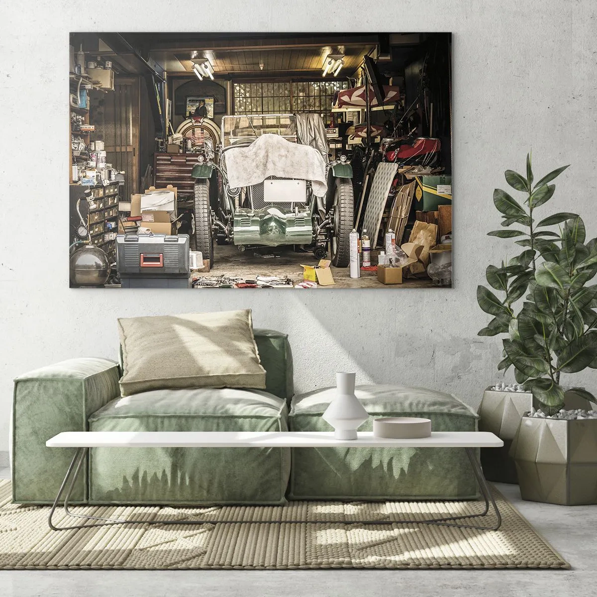 Glasbild - Bild auf glas - Vintage-Garage mit einem mit einem Tuch abgedeckten Auto, umgeben von Werkzeugen und Kisten - 120x80cm - Zurück in die Vergangenheit - Moderne Wanddekoration für Wohnzimmer und Schlafzimmer ARTTOR