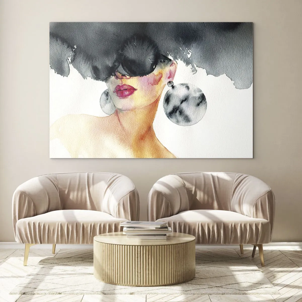 Glasbild - Bild auf glas - Porträt einer Frau mit großen Ohrringen und einem schwarzen Fleck über dem Kopf - 120x80cm - Das Geheimnis der Eleganz - Moderne Wanddekoration für Wohnzimmer und Schlafzimmer ARTTOR