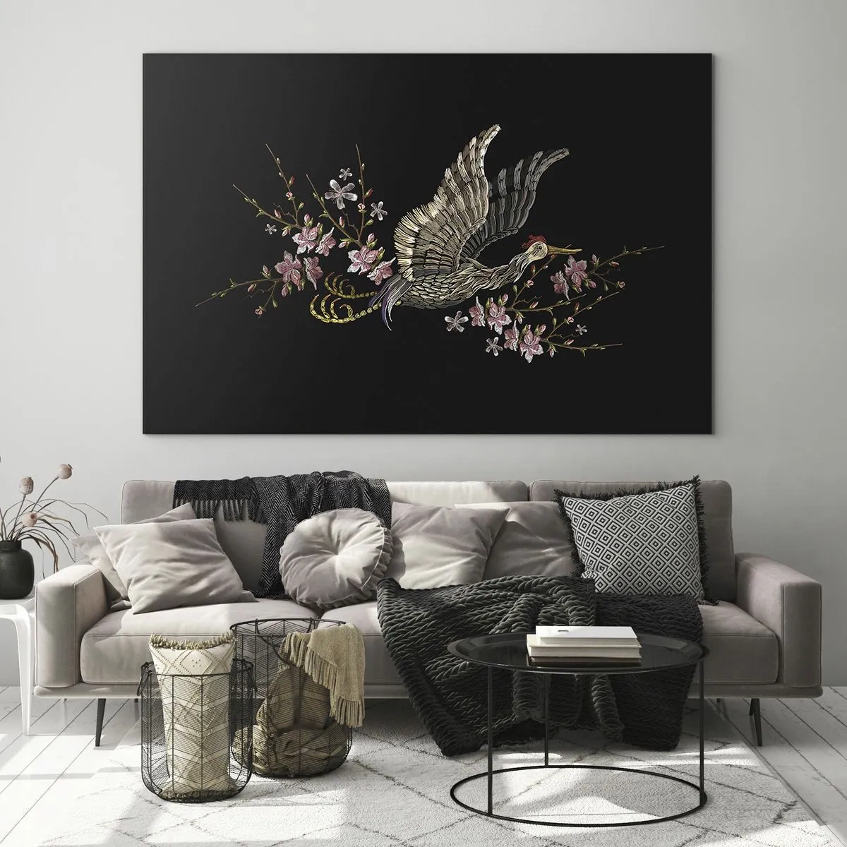 Glasbild - Bild auf glas - Gestickter Vogel im Flug mit Blumen im Hintergrund auf dunklem Untergrund - 120x80cm - Exotischer gestickter Vogel - Moderne Wanddekoration für Wohnzimmer und Schlafzimmer ARTTOR