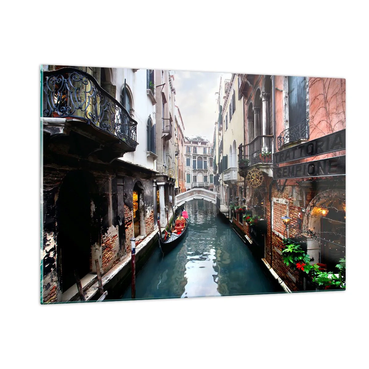 Glasbild - Bild auf glas - Ein venezianischer Kanal mit einer Gondel, umgeben von historischen Gebäuden - 120x80cm - Venezianische Landschaft mit Gondel und Brücke - Moderne Wanddekoration für Wohnzimmer und Schlafzimmer ARTTOR