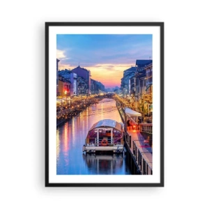 Poster in einem schwarzem Rahmen - Kanal mit Boot und Abendbeleuchtung in einem pastellfarbenen Sonnenuntergang - 50x70cm - Ein Abend voller Licht und Spaß - Moderne Wanddekoration für Wohnzimmer und Schlafzimmer ARTTOR