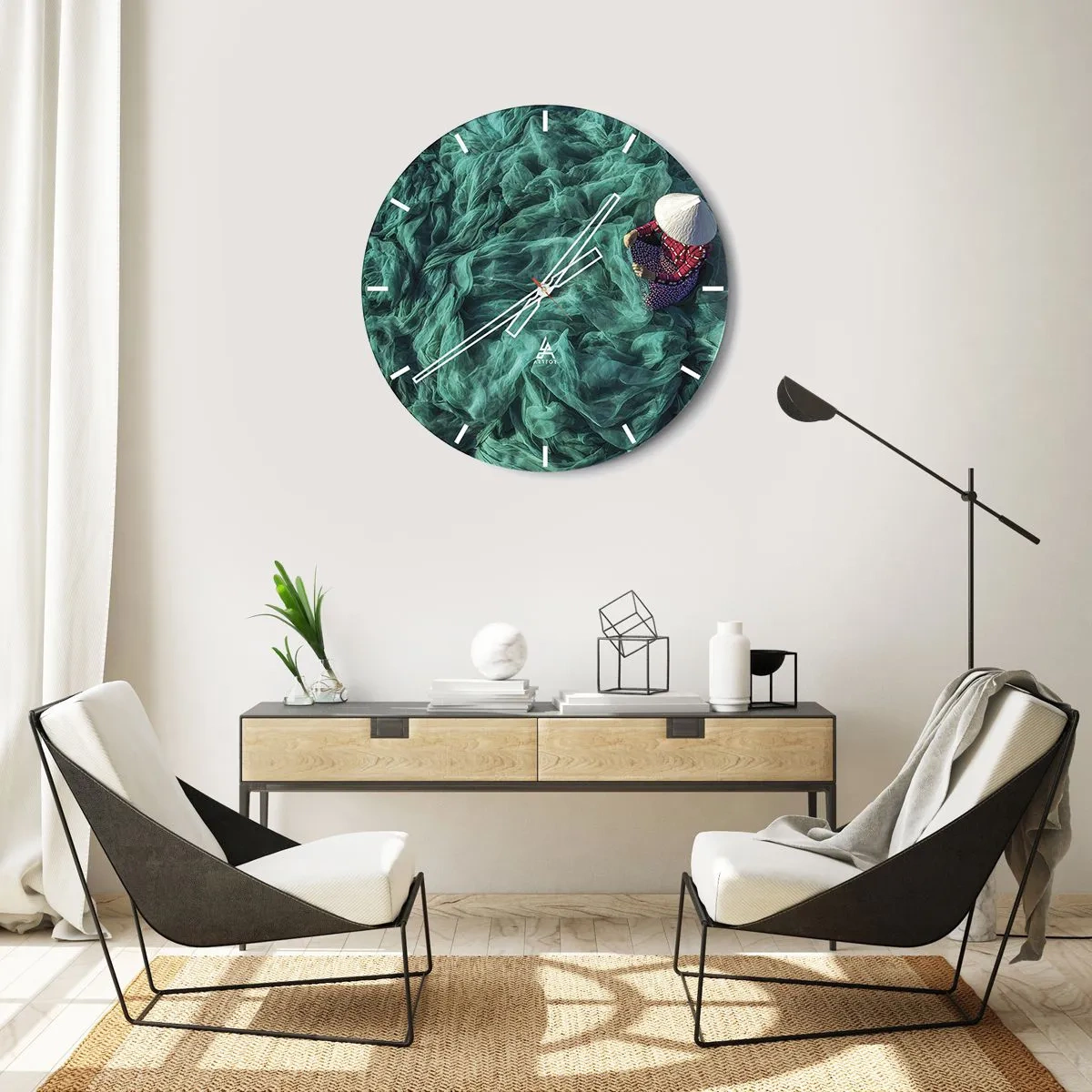 Wanduhr - Glasuhr - Eine Person mit einem traditionellen Hut vor einem Hintergrund aus grünen Netzen. - 30x30cm - In einem Meer aus Netzen - Moderne Wanddekoration für Wohnzimmer, Küche und Schlafzimmer ARTTOR