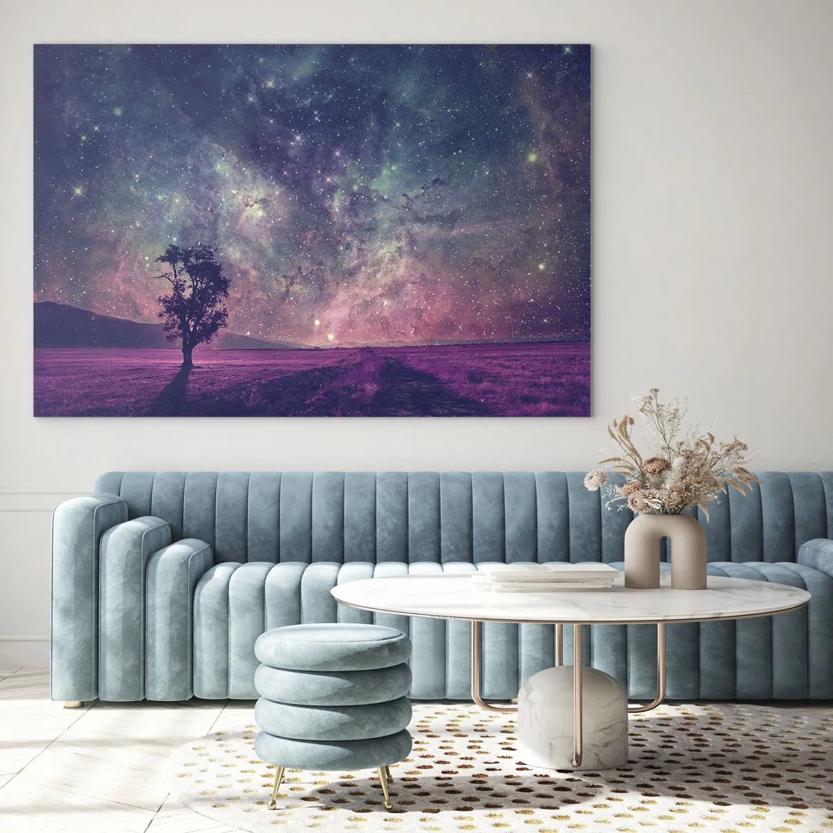 Glasbild - Bild auf glas - Ein Baum vor dem Hintergrund eines Sternenhimmels und einer Galaxie - 100x70cm - Unter dem magischen Himmel - Moderne Wanddekoration für Wohnzimmer und Schlafzimmer ARTTOR
