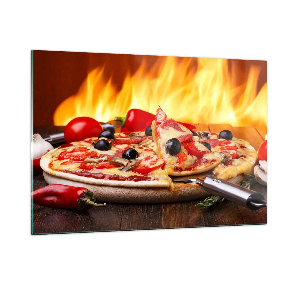 Glasbild - Bild auf glas - Pizza mit Oliven vor dem Hintergrund der Feuerflammen - 120x80cm - Aus Italien mit Liebe - Moderne Wanddekoration für Wohnzimmer und Schlafzimmer ARTTOR
