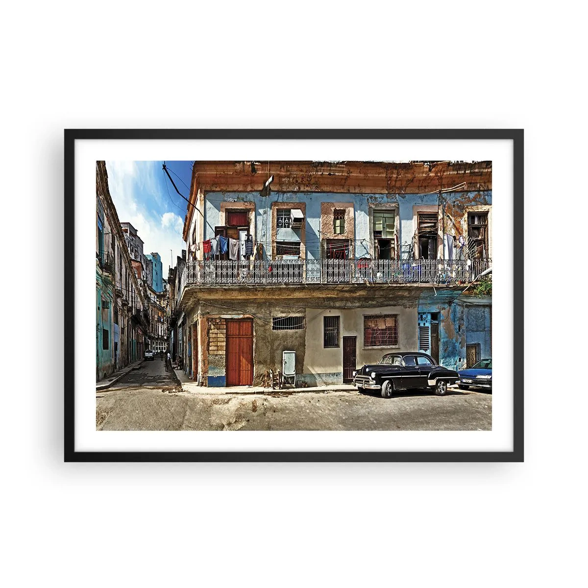 Poster in einem schwarzem Rahmen - Bunte Mietshäuser und ein Oldtimer im Stadtbild - 70x50cm - Havanna-Stimmung - Moderne Wanddekoration für Wohnzimmer und Schlafzimmer ARTTOR