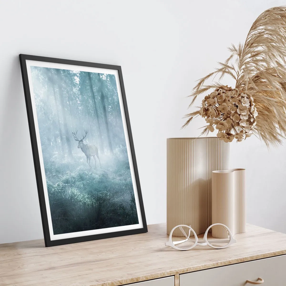 Poster in einem schwarzem Rahmen - Hirsch im Morgennebel im Wald - 50x70cm - Morgenvisite auf dem Grundstück - Moderne Wanddekoration für Wohnzimmer und Schlafzimmer ARTTOR
