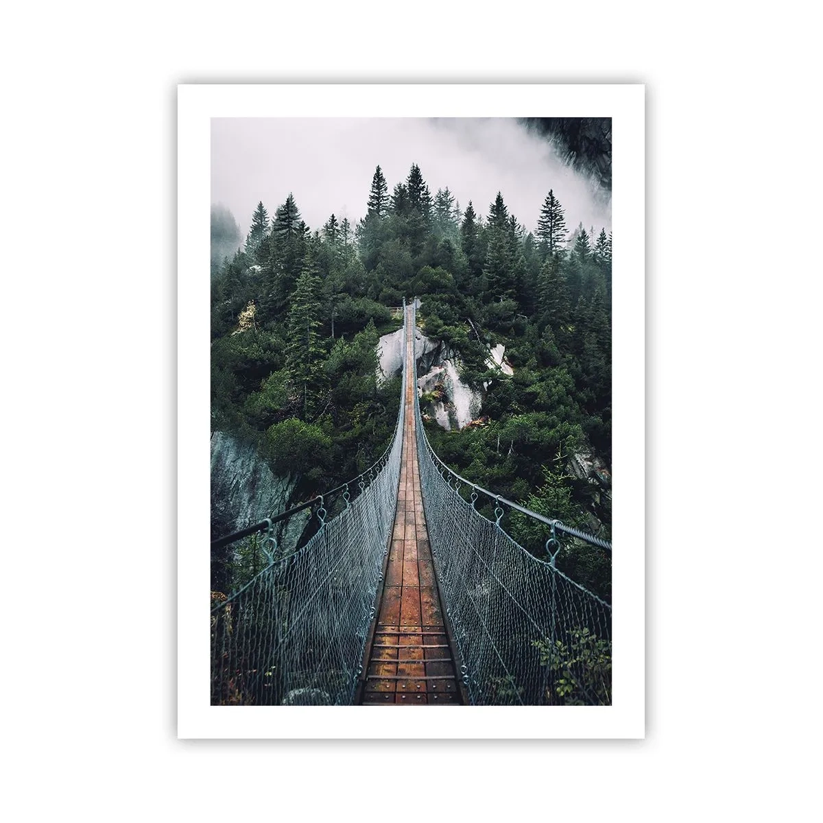Poster - Eine Hängebrücke durch einen dichten, nebligen Wald - 50x70cm - Nur für Überflieger - Moderne Wanddekoration für Wohnzimmer und Schlafzimmer ARTTOR