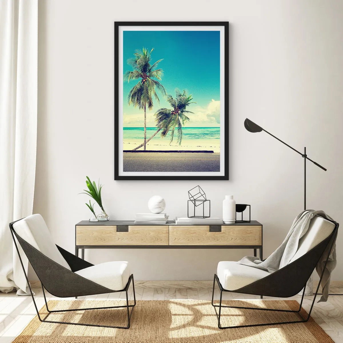 Poster in einem schwarzem Rahmen - Zwei Palmen am Strand mit blauem Himmel - 50x70cm - Zeit um in die Ferien zu starten - Moderne Wanddekoration für Wohnzimmer und Schlafzimmer ARTTOR