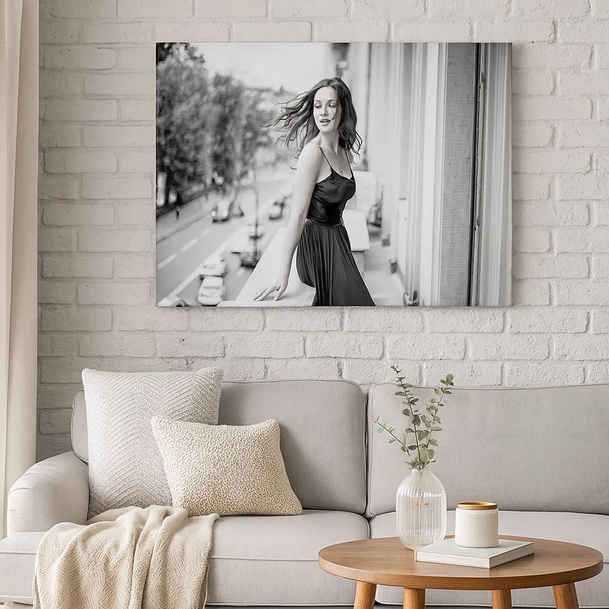 Bild auf Leinwand - Leinwandbild - Schwarz-Weiß-Foto einer Frau auf einem Balkon - 70x50cm - Bestimmt ein Pariser - Moderne Wanddekoration für Wohnzimmer und Schlafzimmer ARTTOR