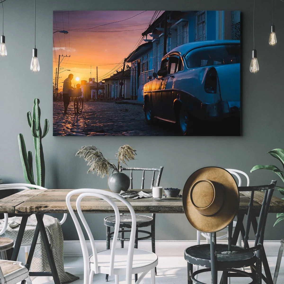 Bild auf Leinwand - Leinwandbild - Retro-Auto und Fahrrad auf der Straße im Licht der untergehenden Sonne - 70x50cm - Hier vergeht die Zeit - Moderne Wanddekoration für Wohnzimmer und Schlafzimmer ARTTOR
