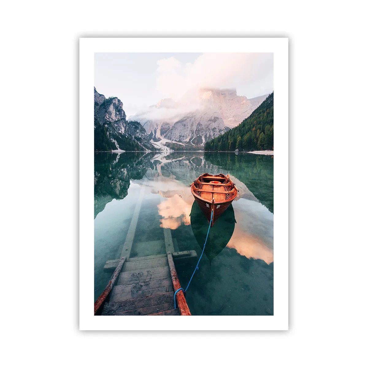 Poster - Ein Holzboot auf einem ruhigen See, umgeben von Bergen - 50x70cm - Friedlicher Schlaf der Berge - Moderne Wanddekoration für Wohnzimmer und Schlafzimmer ARTTOR