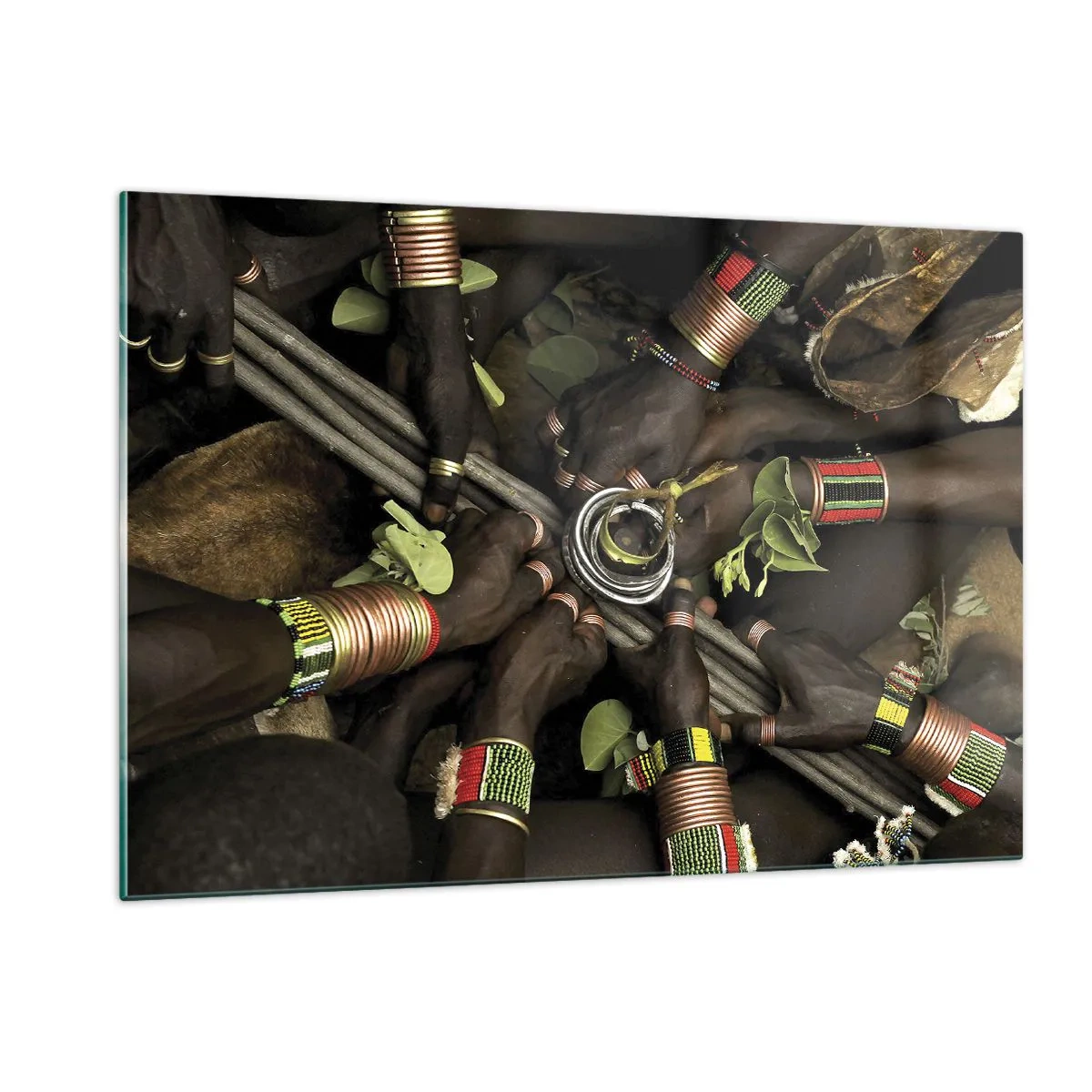 Glasbild - Bild auf glas - Hände mit Armbändern, die in einer rituellen Geste ein Gefäß halten - 120x80cm - Wir sind zusammen - Moderne Wanddekoration für Wohnzimmer und Schlafzimmer ARTTOR