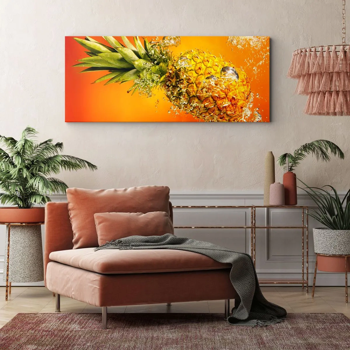 Bild auf Leinwand - Leinwandbild - Eine in Wasser getauchte Ananas vor einem orangefarbenen Hintergrund mit Farbverlauf. - 120x50cm - Tropisch saftige Frische - Moderne Wanddekoration für Wohnzimmer und Schlafzimmer ARTTOR