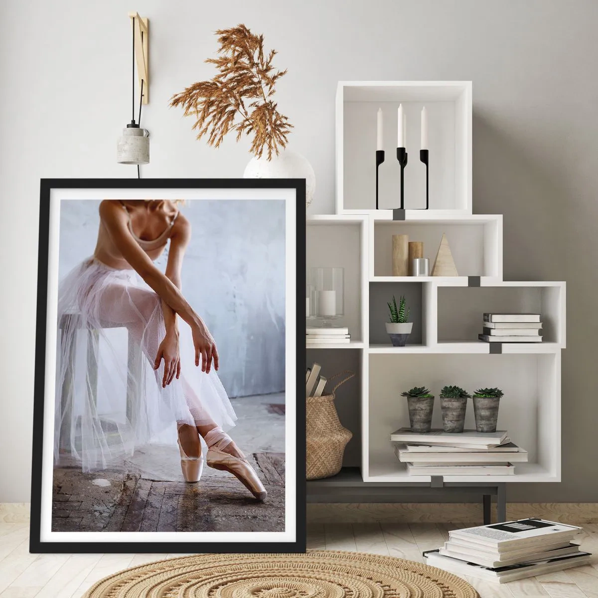 Poster in einem schwarzem Rahmen - Eine Ballerina in zarter Pose vor industriellem Hintergrund - 50x70cm - Bevor die Rampe leuchtet - Moderne Wanddekoration für Wohnzimmer und Schlafzimmer ARTTOR