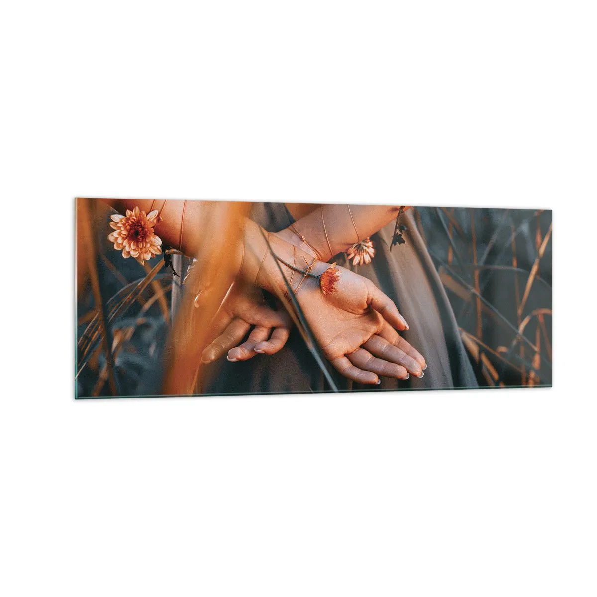 Glasbild - Bild auf glas - Sinnliche Hände mit Blumen in einer natürlichen Umgebung - 140x50cm - Verbunden mit der Natur - Moderne Wanddekoration für Wohnzimmer und Schlafzimmer ARTTOR