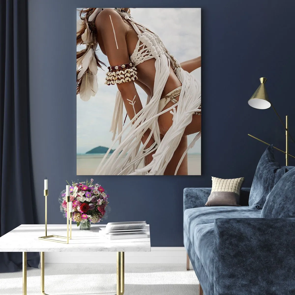 Glasbild - Bild auf glas - Eine Frau in ethnischer Kleidung mit Muscheln und einem Stock am Strand. - 50x70cm - Eine Priesterin der Sonne - Moderne Wanddekoration für Wohnzimmer und Schlafzimmer ARTTOR