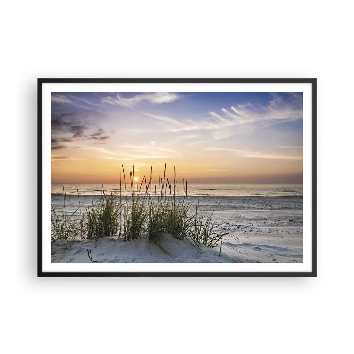 Poster in einem schwarzem Rahmen - Ein Sandstrand bei Sonnenuntergang mit Gras im Hintergrund - 100x70cm - Schau, denk, fühl - Moderne Wanddekoration für Wohnzimmer und Schlafzimmer ARTTOR