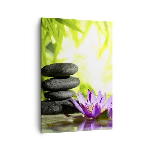 Bild auf Leinwand - Leinwandbild - Ein Stapel Zen-Steine und eine Lotusblume vor einem Hintergrund aus Bambusblättern. - 70x100cm - In einem Bambusbusch - Moderne Wanddekoration für Wohnzimmer und Schlafzimmer ARTTOR