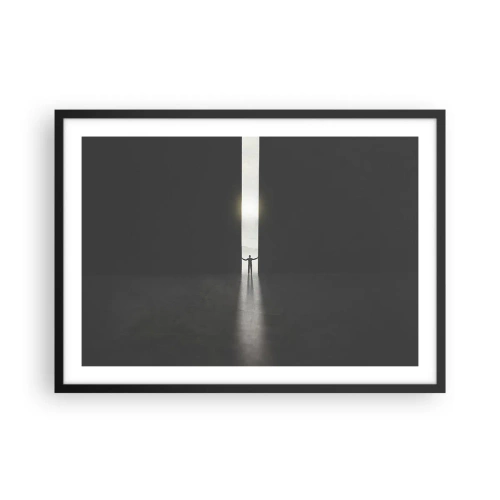 Poster in einem schwarzem Rahmen - Ein Mann steht im Licht eines schmalen Schlitzes in einem dunklen Raum - 70x50cm - Ein Schritt in eine strahlende Zukunft - Moderne Wanddekoration für Wohnzimmer und Schlafzimmer ARTTOR