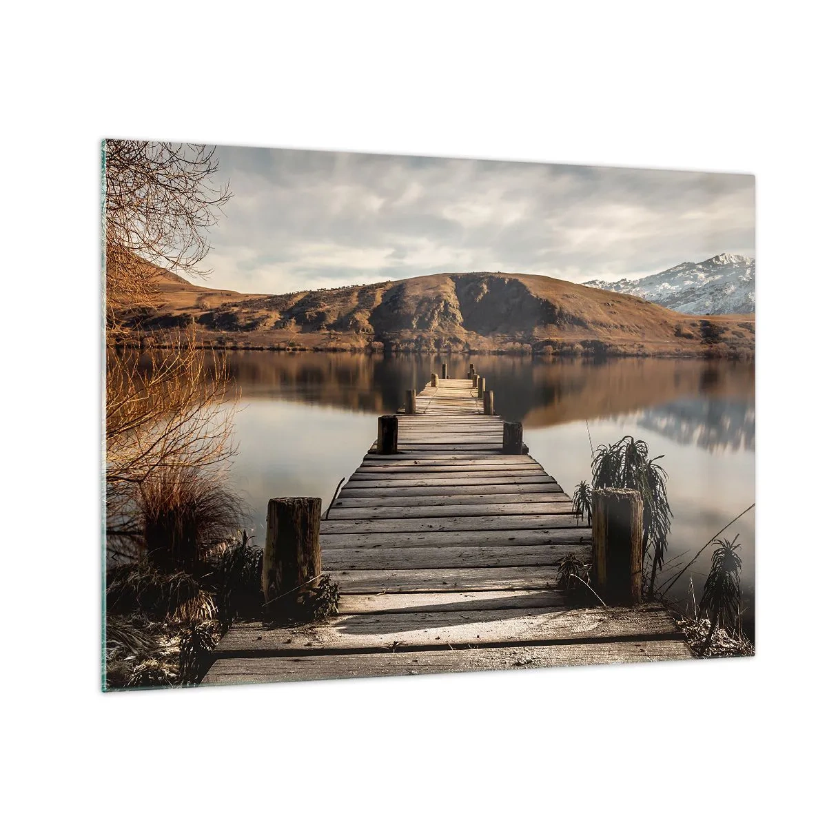 Glasbild - Bild auf glas - Ein Holzsteg über einem See mit Blick auf die Berge im Hintergrund - 70x50cm - Landschaft in Stille - Moderne Wanddekoration für Wohnzimmer und Schlafzimmer ARTTOR
