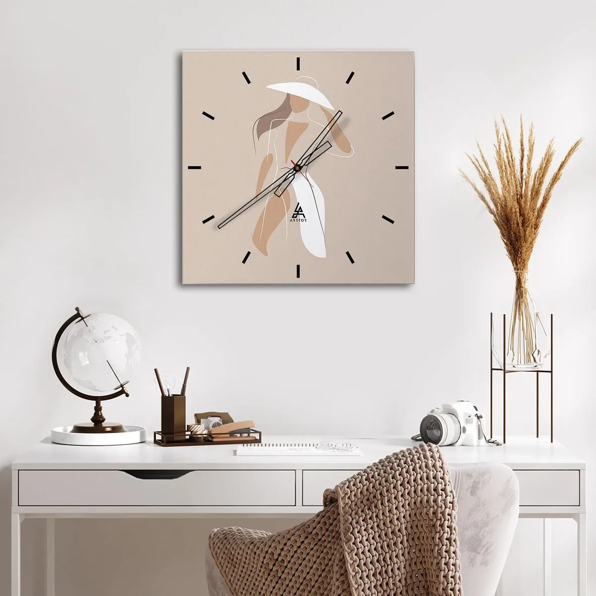 Wanduhr - Glasuhr - Eine minimalistische Zeichnung einer Frau mit Hut auf beigem Hintergrund. - 30x30cm - Mode macht Spaß - Moderne Wanddekoration für Wohnzimmer und Schlafzimmer ARTTOR