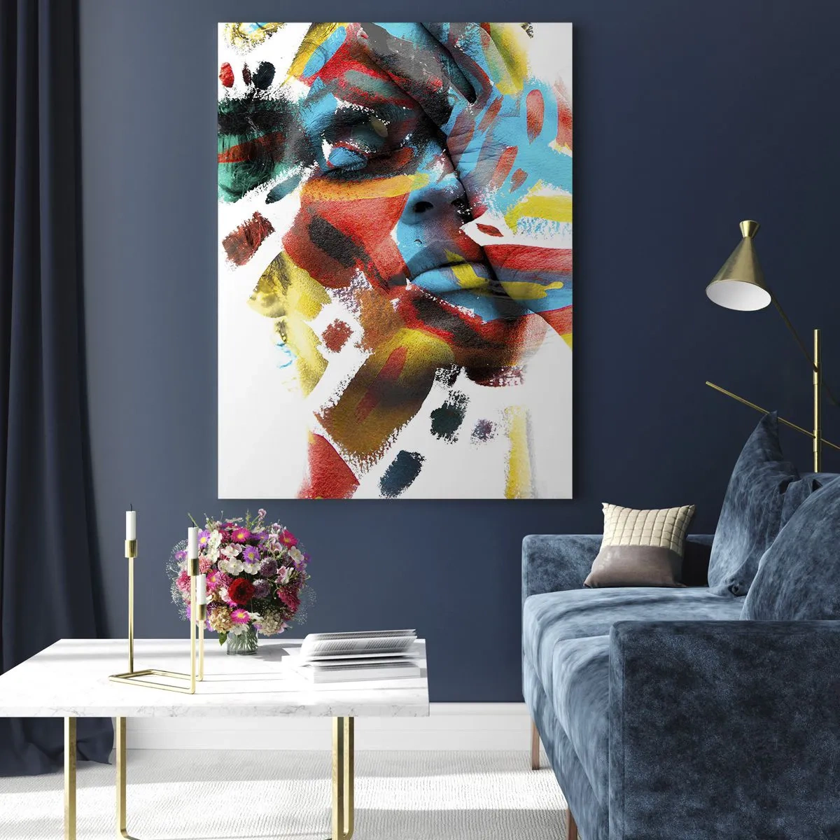 Glasbild - Bild auf glas - Portrait mit abstrakten, farbigen Akzenten im Gesicht - 50x70cm - Eine bunte Persönlichkeit - Moderne Wanddekoration für Wohnzimmer und Schlafzimmer ARTTOR