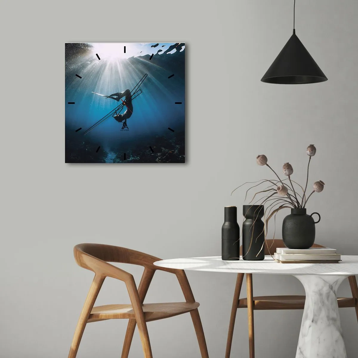 Wanduhr - Glasuhr - Ein Taucher, der in einem Lichtstrahl unter Wasser schwimmt - 30x30cm - Tanz unter Wasser - Moderne Wanddekoration für Wohnzimmer und Schlafzimmer ARTTOR