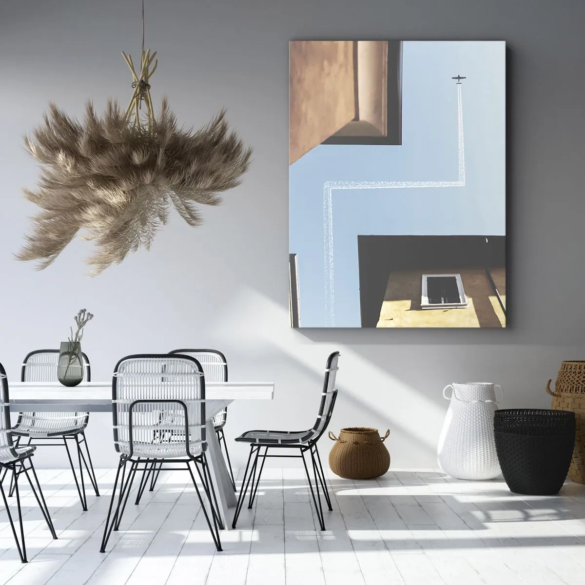 Bild auf Leinwand - Leinwandbild - Blick auf das Flugzeug und seine Spur am Himmel aus der Straßenperspektive - 70x100cm - Über dem Stadtlabyrinth - Moderne Wanddekoration für Wohnzimmer und Schlafzimmer ARTTOR