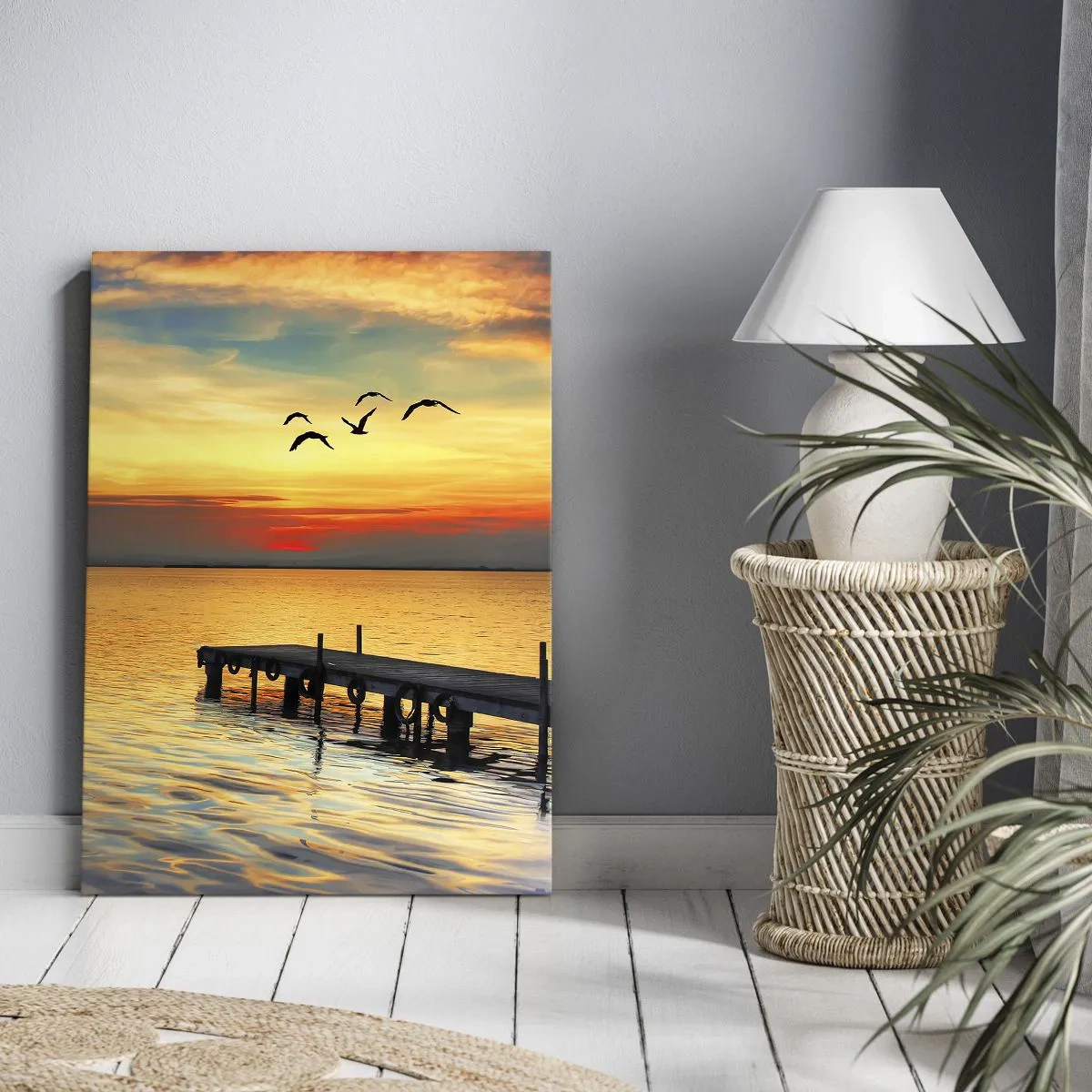 Bild auf Leinwand - Leinwandbild - Sonnenuntergang mit einem Segelboot und Pier auf einem ruhigen See - 70x100cm - Abendrückkehr - Moderne Wanddekoration für Wohnzimmer und Schlafzimmer ARTTOR