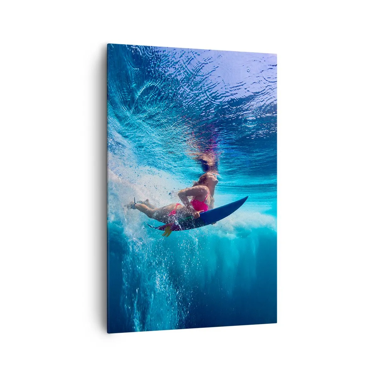 Bild auf Leinwand - Leinwandbild - Ein Surfer unter Wasser in einer dynamischen Komposition in Blautönen. - 80x120cm - Tiefe der Freude - Moderne Wanddekoration für Wohnzimmer und Schlafzimmer ARTTOR