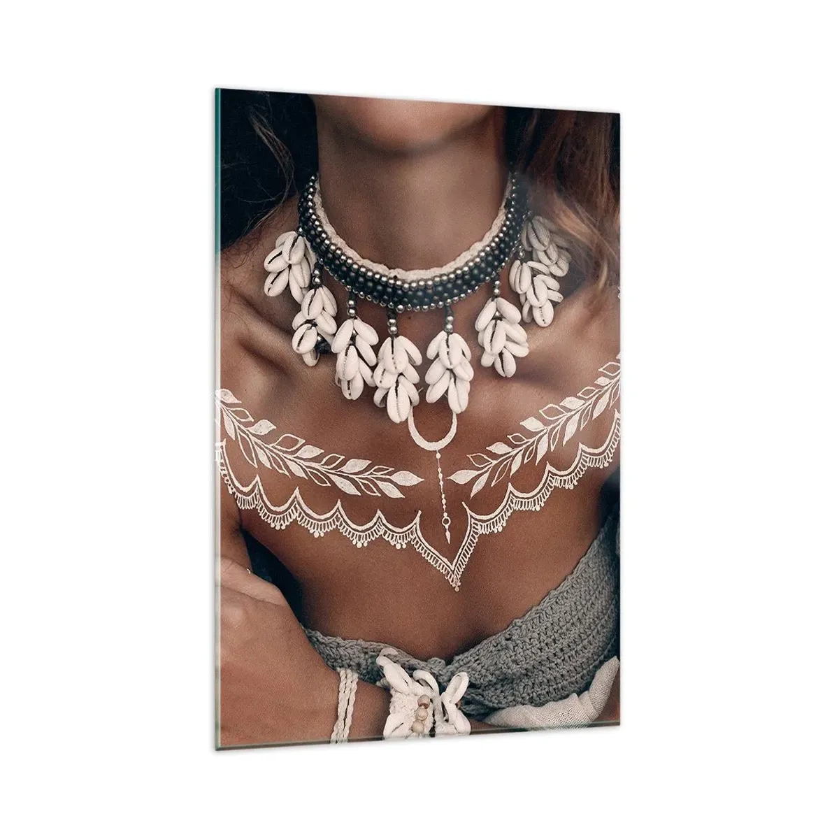 Glasbild - Bild auf glas - Boho-Style mit Muschelschmuck und Lochmuster - 80x120cm - Talismane, Rituale der Weiblichkeit - Moderne Wanddekoration für Wohnzimmer und Schlafzimmer ARTTOR