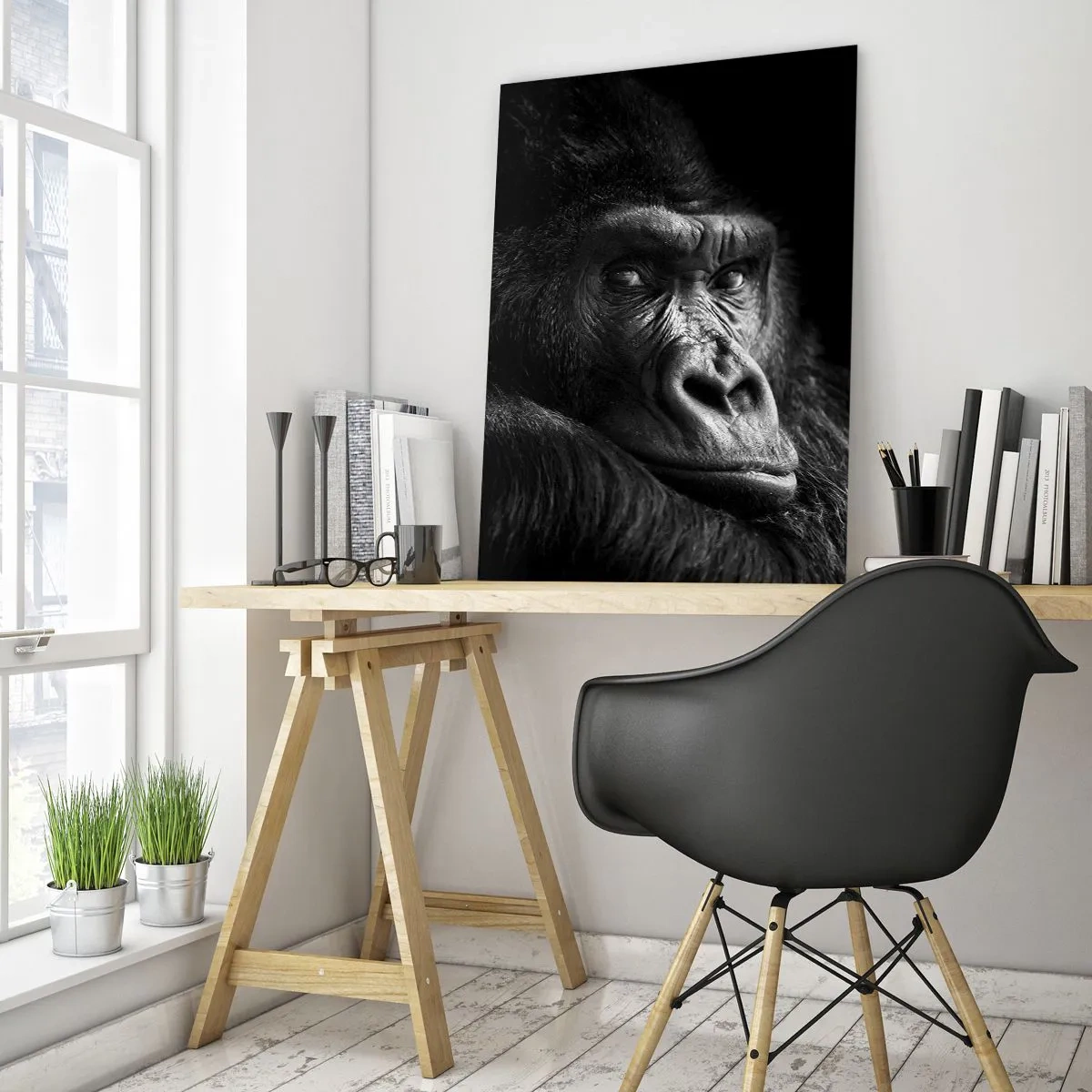 Glasbild - Bild auf glas - Schwarz-Weiß-Porträt eines Gorillas im Schatten eines Fensters - 50x70cm - Und was guckst du so? - Moderne Wanddekoration für Wohnzimmer und Schlafzimmer ARTTOR