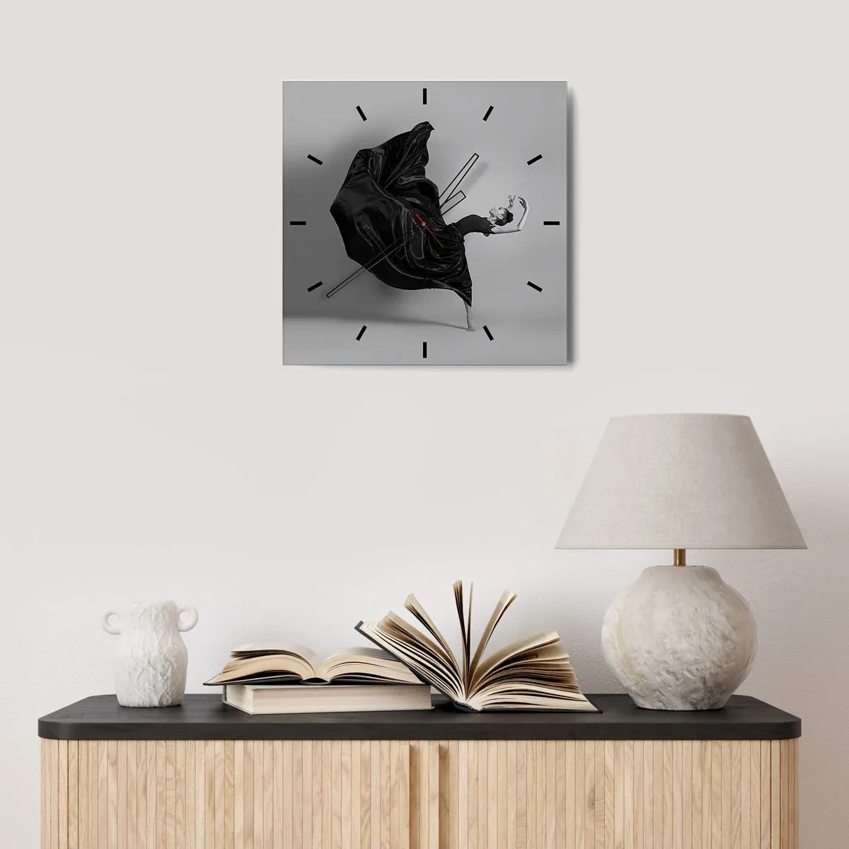 Wanduhr - Glasuhr - Eine elegante Tänzerin in einem schwarzen Kleid in Bewegung - 30x30cm - Beflügelt durch die Musik - Moderne Wanddekoration für Wohnzimmer und Schlafzimmer ARTTOR