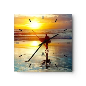 Wanduhr - Glasuhr - Ein Surfer geht bei Sonnenuntergang mit einem Brett in der Hand am Strand spazieren. - 30x30cm - Die Rückkehr des Kriegers - Moderne Wanddekoration für Wohnzimmer und Schlafzimmer ARTTOR