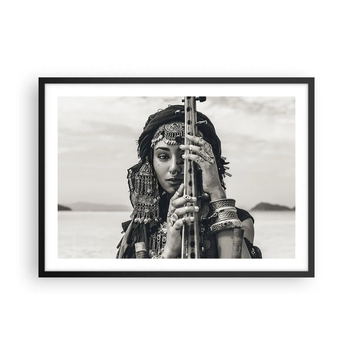 Poster in einem schwarzem Rahmen - Porträt einer Frau mit ethnischem Schmuck, die ein Instrument in der Hand hält - 70x50cm - Die Musik des Orients selbst - Moderne Wanddekoration für Wohnzimmer und Schlafzimmer ARTTOR