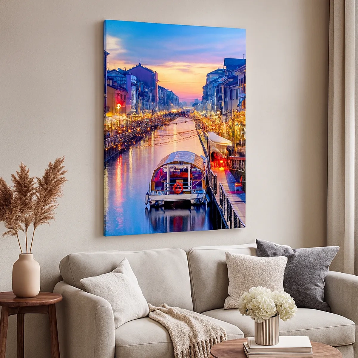 Bild auf Leinwand - Leinwandbild - Ein Kanal mit Beleuchtung, umgeben von farbenfrohen Gebäuden - 50x70cm - Ein Abend voller Licht und Spaß - Moderne Wanddekoration für Wohnzimmer und Schlafzimmer ARTTOR