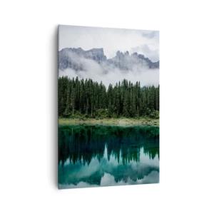 Bild auf Leinwand - Leinwandbild - Eine Berglandschaft mit einem Wald und einem See, in dem sich der Himmel spiegelt - 70x100cm - Leise, leise, lass uns das Trinkwasser nicht wecken ... - Moderne Wanddekoration für Wohnzimmer und Schlafzimmer ARTTOR