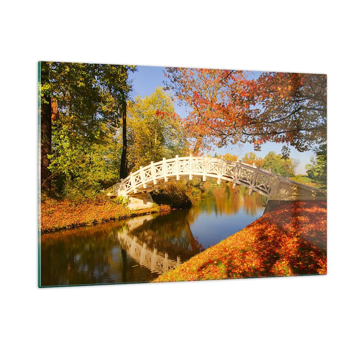 Glasbild - Bild auf glas - Eine Holzbrücke über einen Fluss, umgeben von Herbstfarben - 120x80cm - Auf der weißen Seufzerbrücke - Moderne Wanddekoration für Wohnzimmer und Schlafzimmer ARTTOR