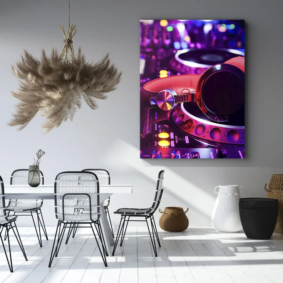 Bild auf Leinwand - Leinwandbild - DJ-Kopfhörer auf einer Konsole mit Neonbeleuchtung - 70x100cm - Bevor der Spaß beginnt - Moderne Wanddekoration für Wohnzimmer und Schlafzimmer ARTTOR
