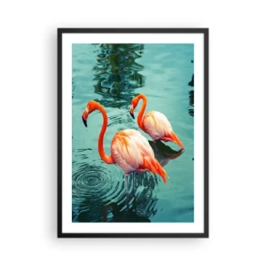 Poster in einem schwarzem Rahmen - Zwei Flamingos vor der Kulisse des ruhigen Wassers - 50x70cm - Wir sind jetzt in Mode - Moderne Wanddekoration für Wohnzimmer und Schlafzimmer ARTTOR