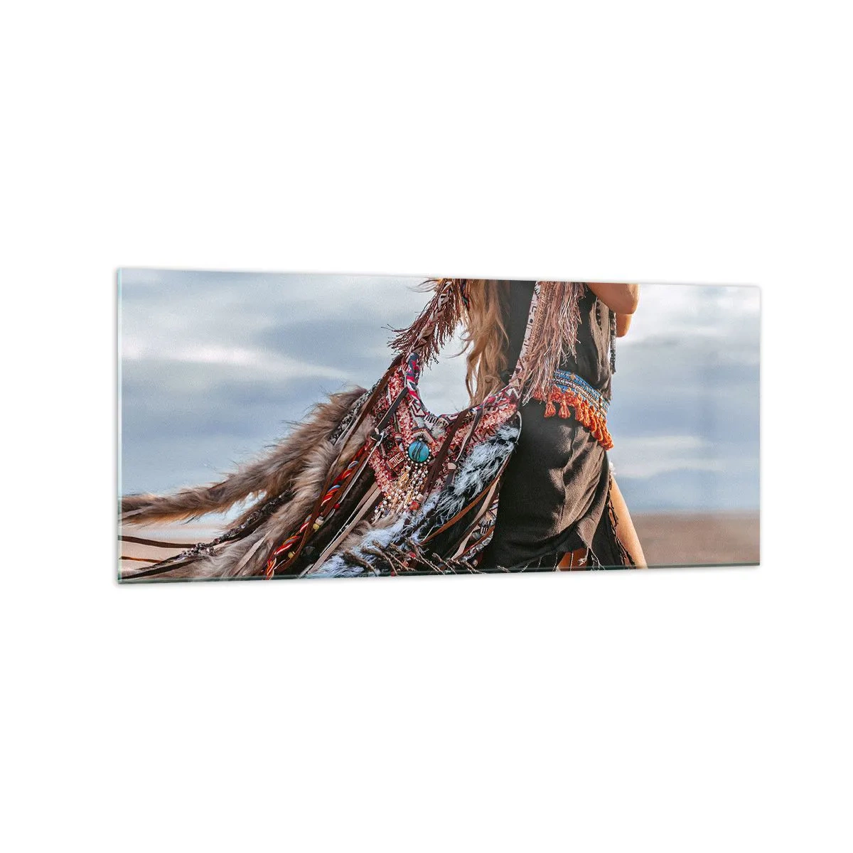 Glasbild - Bild auf glas - Eine Frau im Boho-Stil mit Feder- und Schmuckdetails - 120x50cm - Das Mädchen des Schamanen - Moderne Wanddekoration für Wohnzimmer und Schlafzimmer ARTTOR