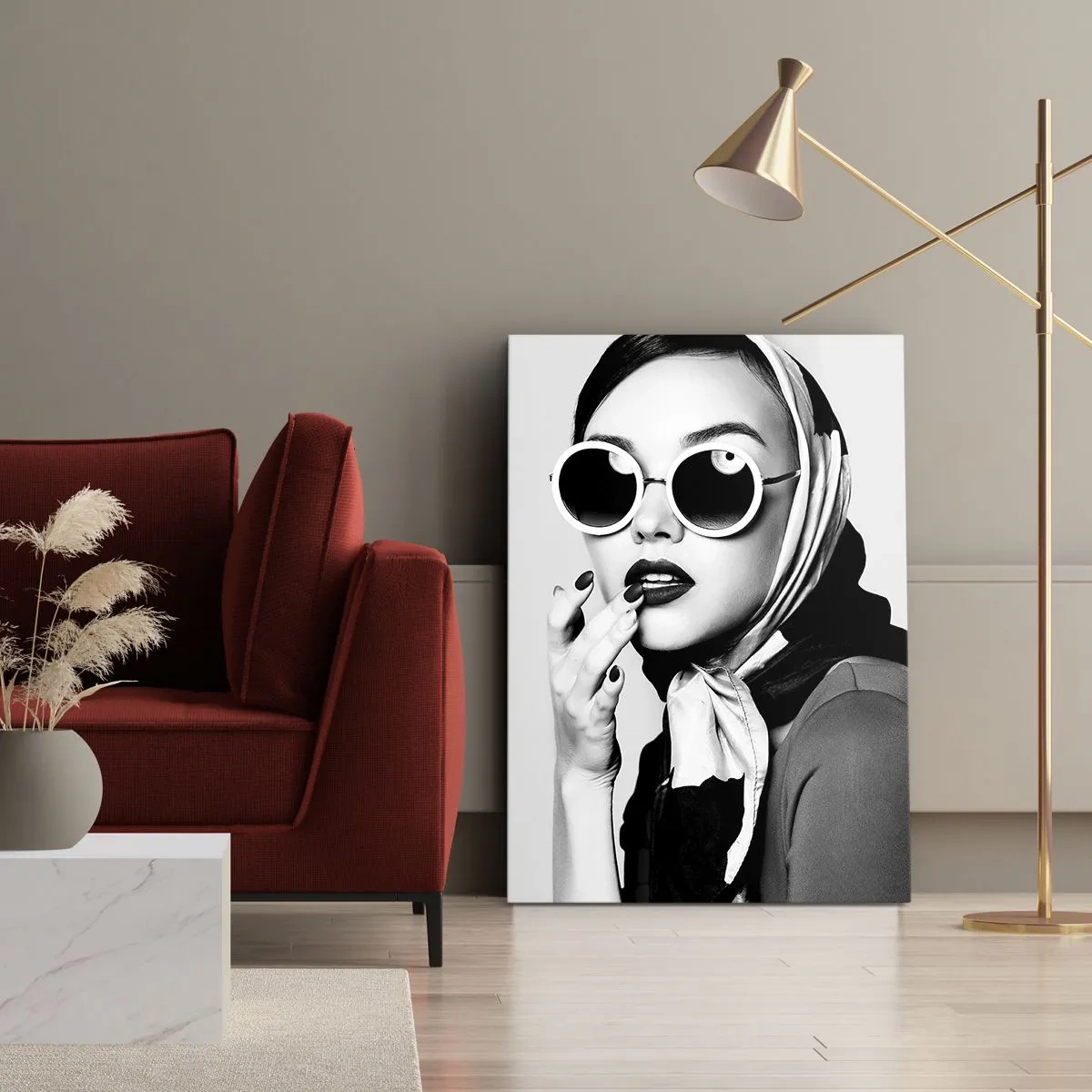 Bild auf Leinwand - Leinwandbild - Schwarz-Weiß-Porträt einer Frau mit Brille und Kopftuch - 70x100cm - Grüße aus den 1960er Jahren - Moderne Wanddekoration für Wohnzimmer und Schlafzimmer ARTTOR