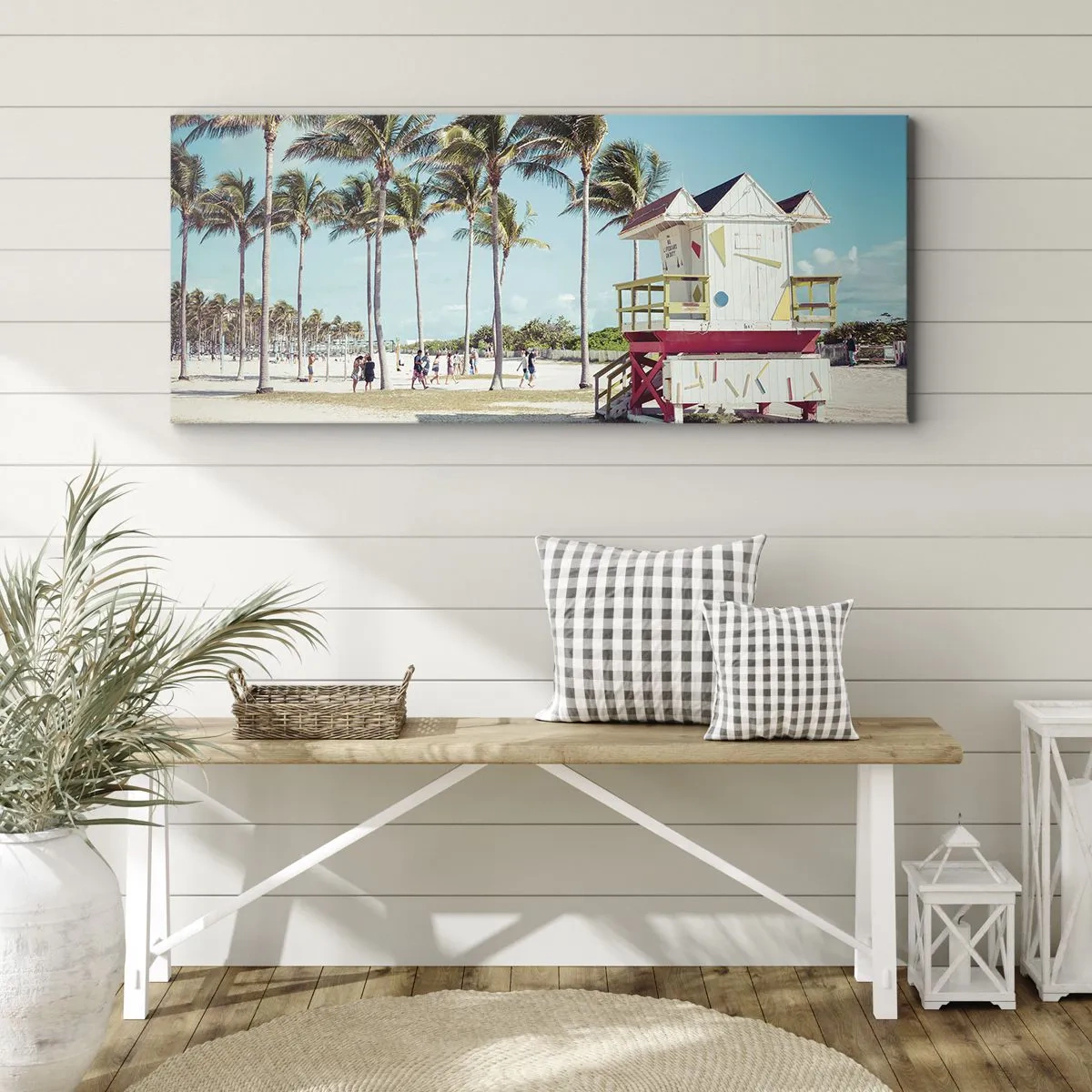 Bild auf Leinwand - Leinwandbild - Ein Strand mit Palmen und einem Rettungsschwimmerturm im Hintergrund - 160x50cm - Dir steht ein schöner Tag bevor - Moderne Wanddekoration für Wohnzimmer und Schlafzimmer ARTTOR