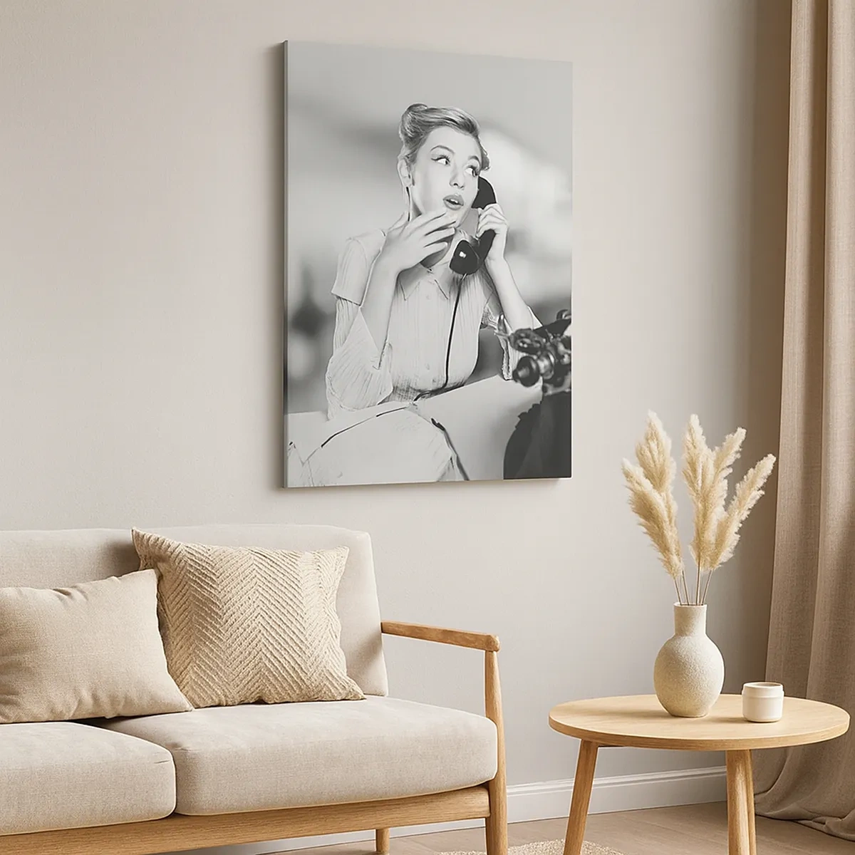 Bild auf Leinwand - Leinwandbild - Eine Frau telefoniert an einer Schreibmaschine - 50x70cm - Hallo, wir sind in den 1950er Jahren. - Moderne Wanddekoration für Wohnzimmer und Schlafzimmer ARTTOR