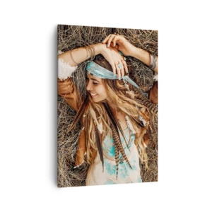 Bild auf Leinwand - Leinwandbild - Frau im Boho-Stil liegt auf Heu - 70x100cm - Auf dem Weg in den Sommer der Liebe - Moderne Wanddekoration für Wohnzimmer und Schlafzimmer ARTTOR
