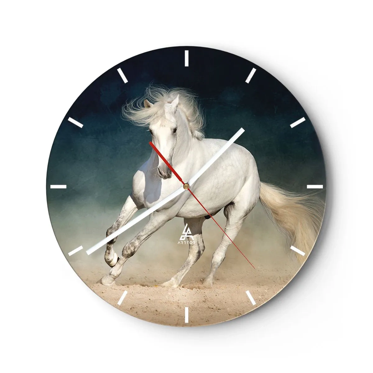 Wanduhr - Glasuhr - Ein weißes Pferd galoppiert vor einem dunklen Himmel über den Sand. - 30x30cm - Freiheit in ihrem reinen Zustand - Moderne Wanddekoration für Wohnzimmer, Küche und Schlafzimmer ARTTOR
